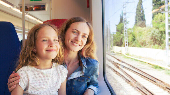 Unterwegs mit der Bahn: Ein Beispiel dafür, wie sich klimafreundlich und entspannt reisen lässt.