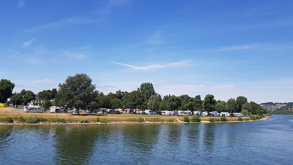 Wo sich Rhein und Mosel vereinen: Der moderne Campingpark liegt direkt am Wasser.