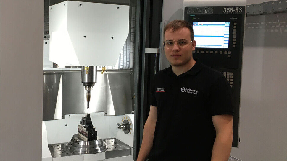Chris Pinna (21), Auszubildender zum Zerspannungsmechaniker bei Chiron in Tuttlingen, einem führenden Hersteller von CNC-Werkzeugmaschinen.