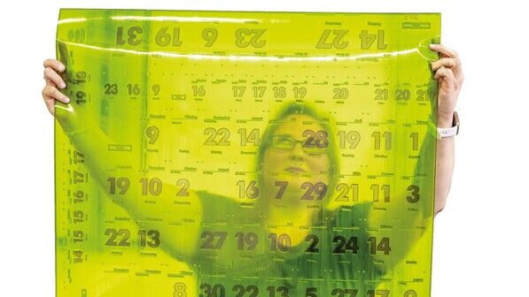 Blick auf die Zukunft: Mitarbeiterin Karina Mayer begutachtet eine Kunststoff-Druckplatte für einen Abreißkalender.
