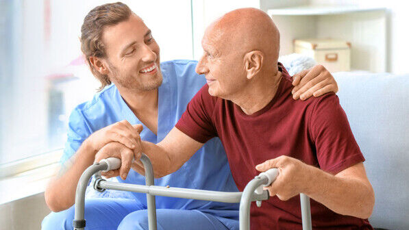 Hilfe bei der Pflege: Auch wer Angehörige zu Hause pflegt, kann sich Unterstützung von professionellen Pflegediensten holen. 