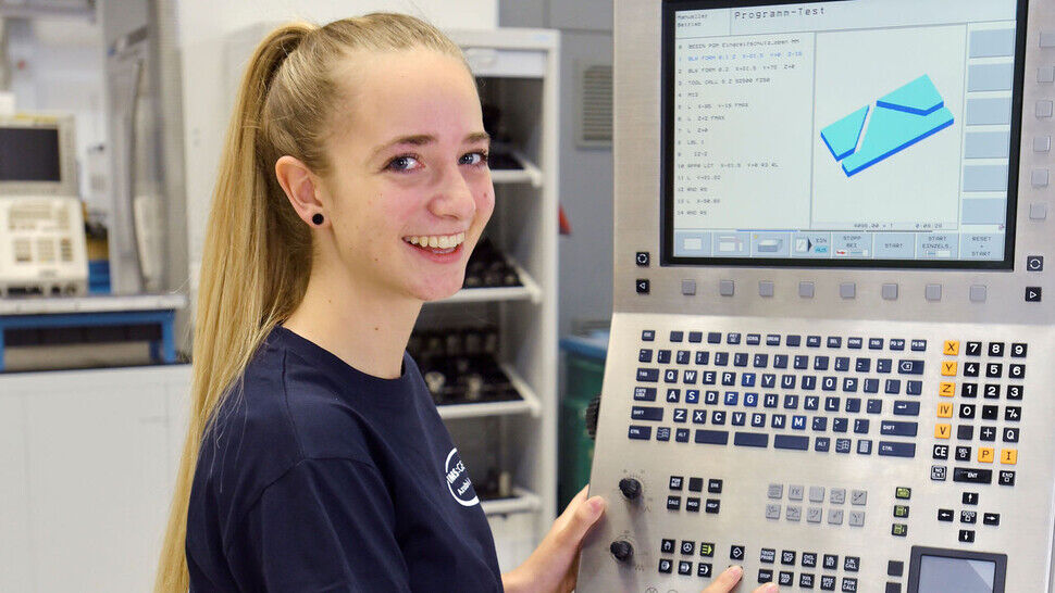 Fanny Wolf (17), Auszubildende zur Industriemechanikerin bei IMS Gear in Donaueschingen, einem international aufgestellten Spezialisten für Zahnrad- und Getriebetechnik.