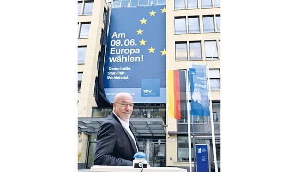 Kampagnenstart: Wolfram Hatz, Präsident der vbw, enthüllt per Knopfdruck das Plakat zur Europawahl.