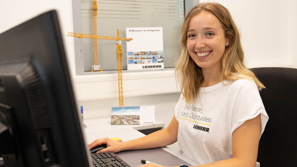 Janine Hofmann (22), Auszubildende zur Industriekauffrau mit Zusatzqualifikation Englisch bei der Liebherr-Werk Biberach GmbH, bekannt für Turmdrehkrane.