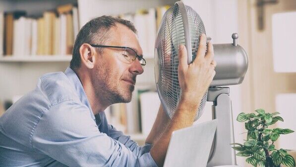 Kühle Luft: Wenn’s im Büro mal wieder zu heiß ist, hilft manchmal einfach der Ventilator, um sich etwas abzukühlen.
