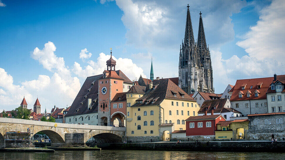 An der schönen blauen Donau: Wer sich für Geschichte interessiert, sollte die Stadt Regensburg besuchen.