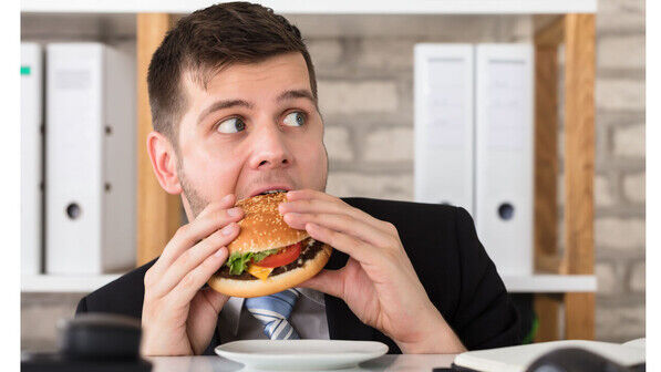 Guten Appetit: Essen am Arbeitsplatz wird meistens geduldet, kann allerdings, etwa aus hygienischen Gründen, vom Arbeitgeber verboten werden.