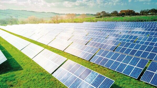 Solarpark im Süden: Die Module erzeugen häufig in den Mittagsstunden jede Menge Strom.