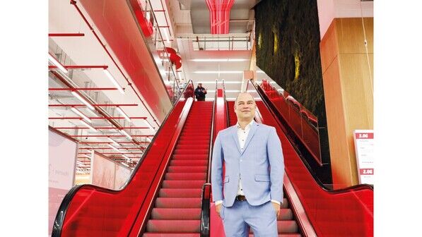 Schicke Treppe: Marktleiter Arvid Schirmag im neuen Berliner Flagship-Store des Elektronikriesen Media Markt Saturn.