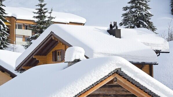Weiße Pracht: Schneebedeckte Dächer gilt es wegen der Einsturzgefahr genau zu beobachten. 