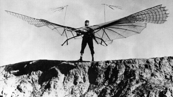 Ging 1891 erstmals in die Luft, mit einem selbst gebauten Gleitflugzeug: Der Luftfahrtpionier Otto Lilienthal bei einer Flugübung. Foto: akg-images