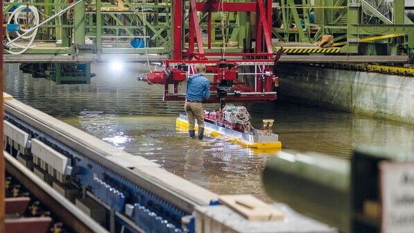 Auch das gibt es beim DST: In einem 200 Meter langen Becken testen Forscher Schiffe, die für Flachwasser entwickelt werden. Denn der Rhein hat immer häufiger Niedrigwasser.