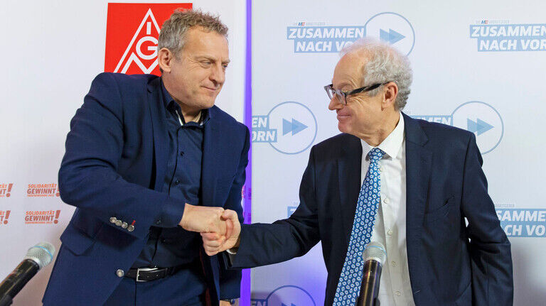 Handschlag auf die Tarifeinigung: Roman Zitzelsberger von der IG Metall (links) und Dr. Harald Marquardt von Südwestmetall nach der langen Verhandlungsnacht.