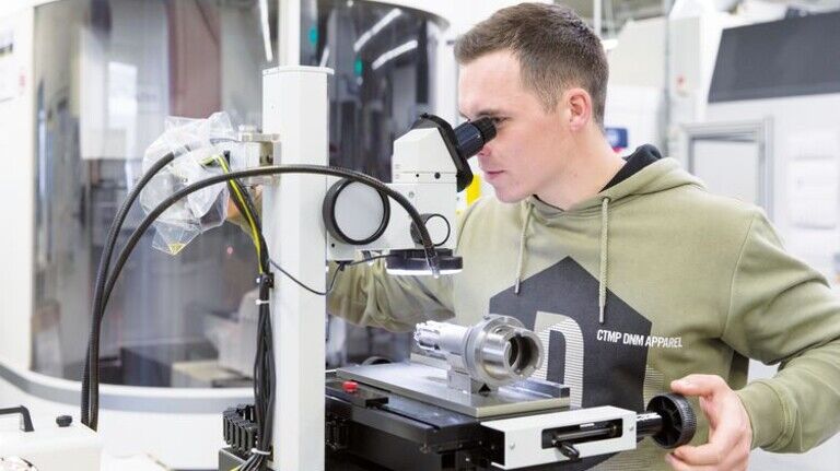 Auge für Details: Das Nachmessen am Mikroskop gehört zu Marcel Heiters Job. Foto: Eppler