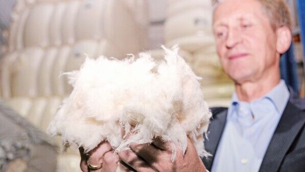 Ernst Grimmelt im Lager: Diese Fasern werden in Velen mit Original-Baumwolle gemischt und zu Garn versponnen.