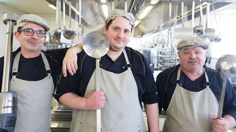 Sie sorgen für frische Kantinenkost: Das Küchenteam des Caterers Aramark kocht bei Blanc & Fischer am Standort Oberderdingen.
