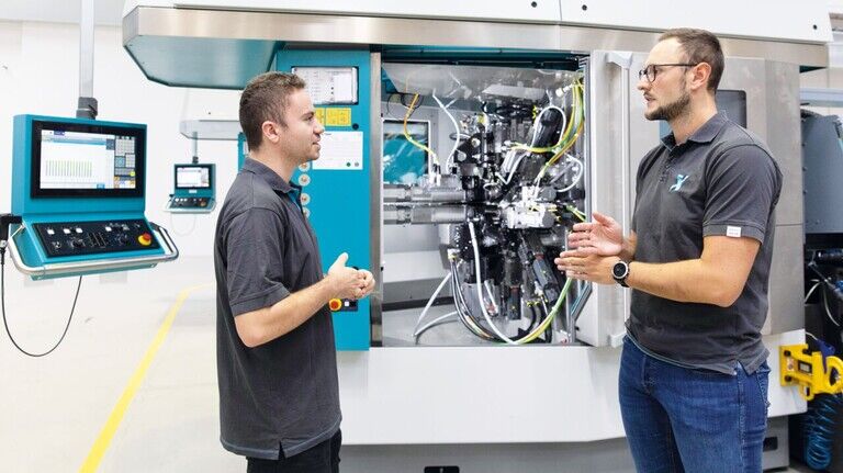 Bei Index im Werk Deizisau: Maschineneinrichter Pascal Labus (links) und Produktionsingenieur Kim Martin.