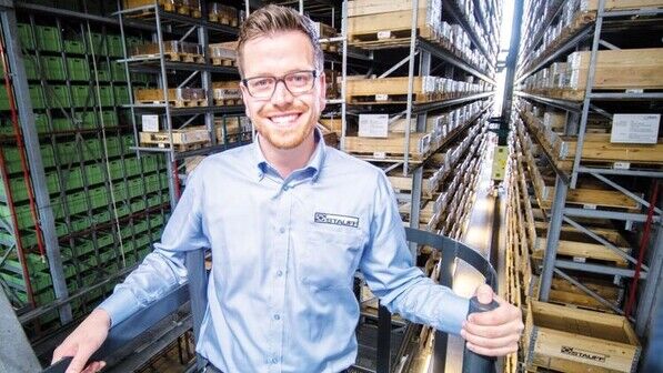 Fabian Lindemann im Logistikzentrum von Stauff: Er ist Herr über 55 800 Behälter- und 10 348 Palettenplätze. Foto: Moll