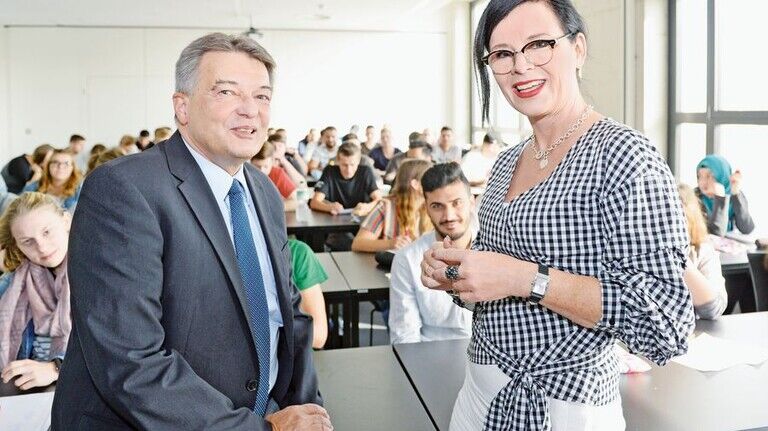 Führungs-Duo: Thomas Döring und Anke Hollkott vor einer Klasse des ersten Jahrgangs. Foto: AKTIV