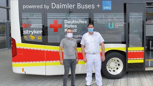 Stolz auf die mobile Intensivstation: Michael Pflum von Daimler Buses (links) und Ludwig Merkle vom Rettungsdienst Heidenheim-Ulm. 