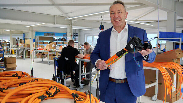 „Orange ist das neue Grün“, ist Stefan Krug überzeugt. Im Bild zeigt der Geschäftsführer von In-Tec in Bensheim eine Ladedose für ein E-Fahrzeug, das in der Bauindustrie.