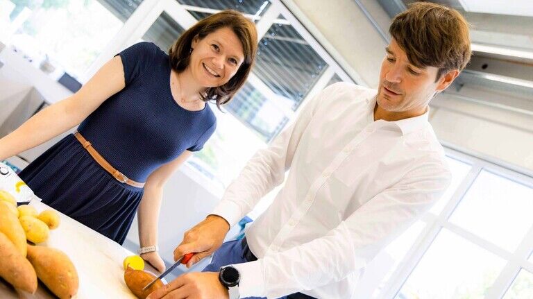 Kartoffeln leichter schneiden: Entwicklungsleiterin Claudia Siemer und Geschäftsführer Stefan Toepfl zeigen die Vorteile der Vorbehandlung.