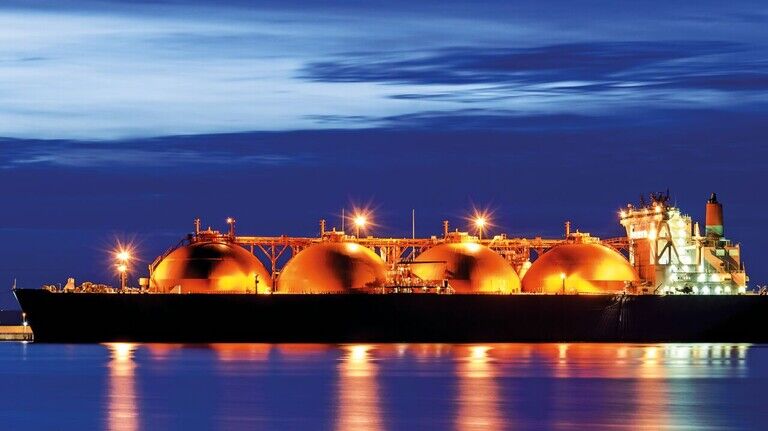 LNG-Tanker vor dem Terminal in Swinemünde: Seit 2015 bezieht Polen hierüber Flüssigerdgas. Ende 2022 will das Nachbarland unabhängig von russischem Gas sein.