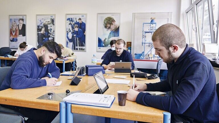 Sie werden Packmitteltechnologen: Firat-Can Sagnak, Nick Bitner und Kubat Adam (von links) nutzen über ihr Tablet die digitale Lernplattform.