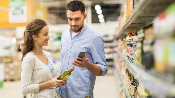 Gut informiert: Auch beim Einkauf lassen sich mit manchen Ernährungs-Apps schnell Details über Inhaltsstoffe finden.