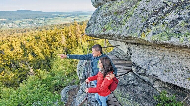 Natur: Wälder und Berge wie hier am Burgsteinfelsen im Fichtelgebirge machen den Reiz von Bayern als Urlaubsdestination aus.