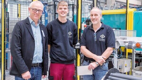 Vor der neuen Spritzgussmaschine: Firmenchef Andreas Röders, Thilo Schmidt und Jörg Geske (von links). Foto: Herzig
