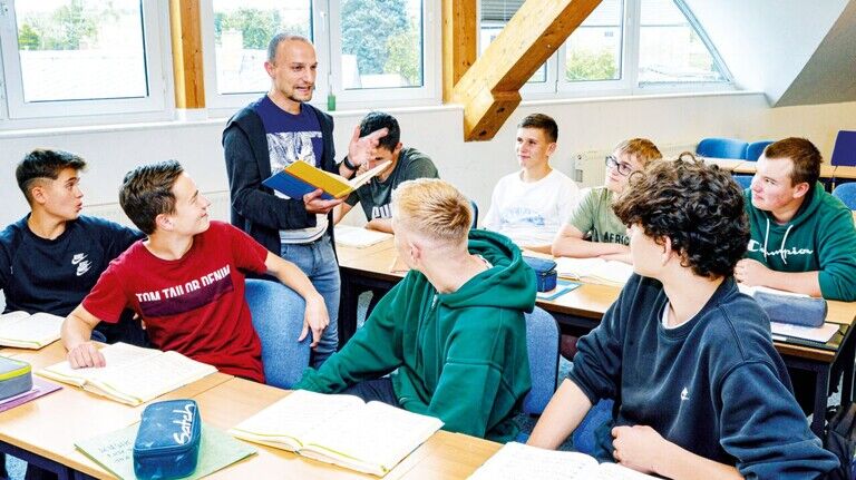 Mangelverwaltung: Deutschlehrer René Michel unterrichtet an der Ludwig-Richter-Schule in Radeberg auch Musik, weil dafür niemand im Kollegium ausgebildet ist.