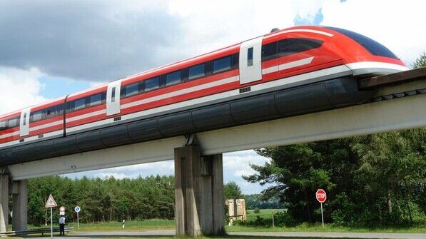 Konnte sich nicht durchsetzen: Die Magnetbahn Transrapid auf der Versuchsstrecke in Lathen (Niedersachsen). Die Idee einer Magnetbahn wurde bereits 1934 zum Patent angemeldet.
