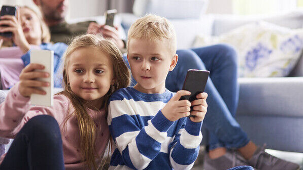 Spaß mit dem Smartphone: Für viele Eltern steht im Grundschulalter die Entscheidung über ein Handy für ihre Kinder an. Dabei sollte man einige Regeln beachten. 