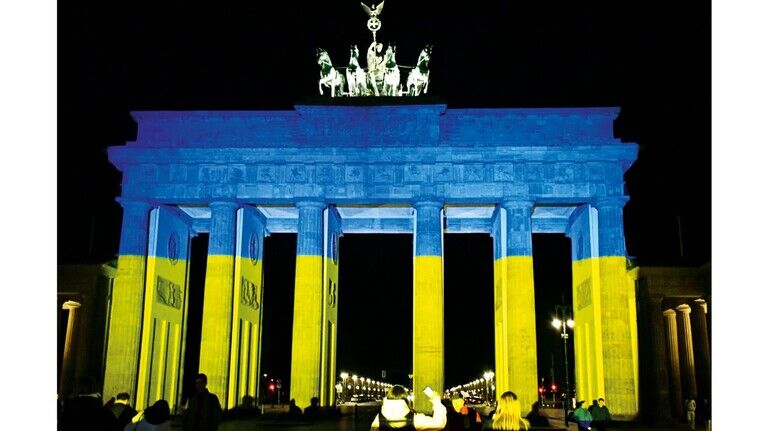 Blau-Gelb: Das Brandenburger Tor erstrahlt in den ukrainischen Farben.