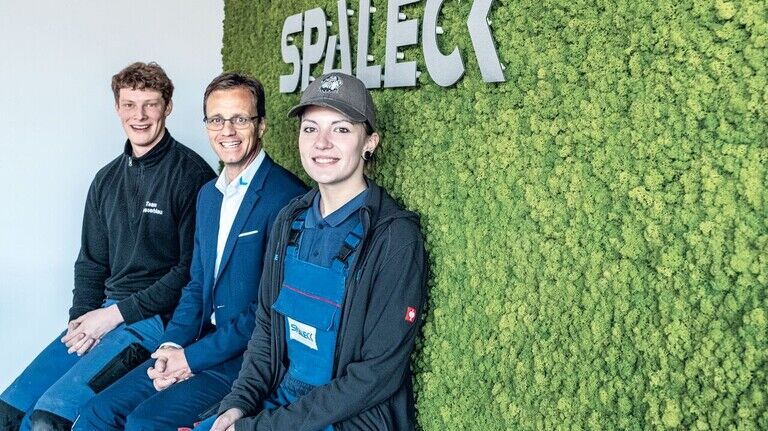 Guter Dinge: Spaleck-Geschäftsführer Carsten Sühling (Mitte) mit den Mitarbeitern Bernd-Felix Tubes und Melina Scholten. 