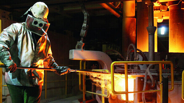Hoher Energiebedarf: Das Stahlwerk von ArcelorMittal im Hamburger Hafen produziert rund 700.000 Tonnen Walzdraht pro Jahr. Dabei verbraucht es so viel Strom und Gas wie kein anderer Betrieb in der Hansestadt.