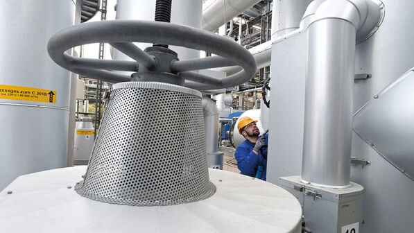 Großanlage in Ludwigshafen: Letztes Jahr beschloss die BASF das Aus für eine ihrer beiden Anlagen zur Erzeugung von Ammoniak. Produktion verringern, so stellt sich der Umweltverband BUND die Zukunft der Chemie vor.