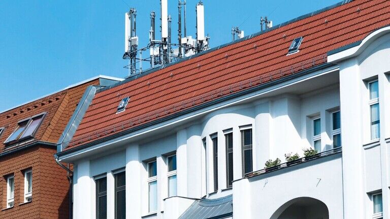 Mobilfunkantennen auf einem Hausdach: Von hohen Datenraten profitieren derzeit noch nicht alle in Bayern. 