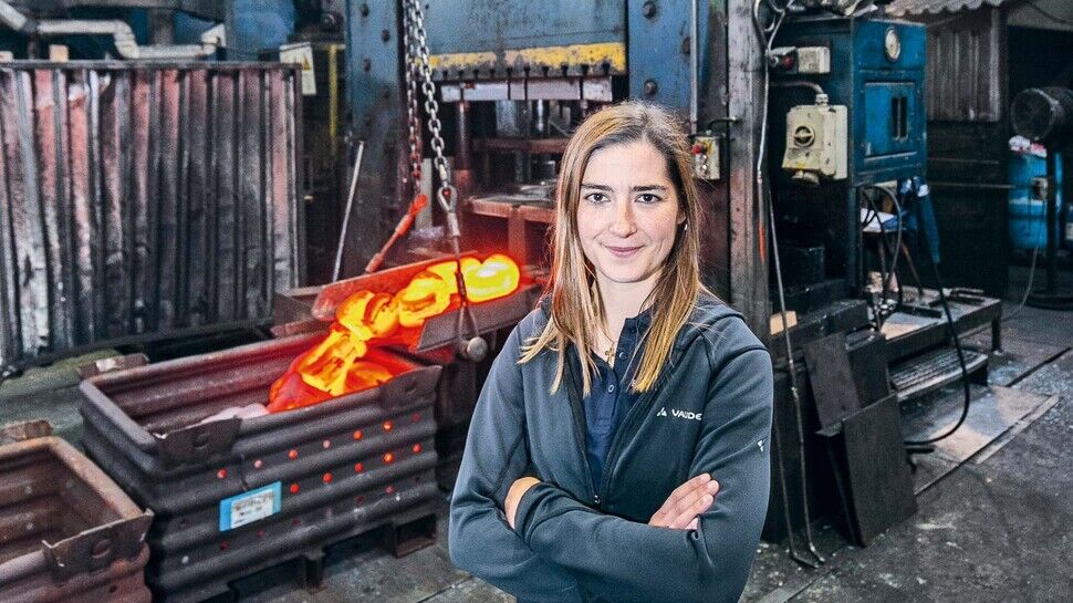 Fasziniert von der Stahlumformung: Jasmin Nothdurft hat nach der Ausbildung zur Werkzeugmechanikerin noch einen Techniker drangehängt.