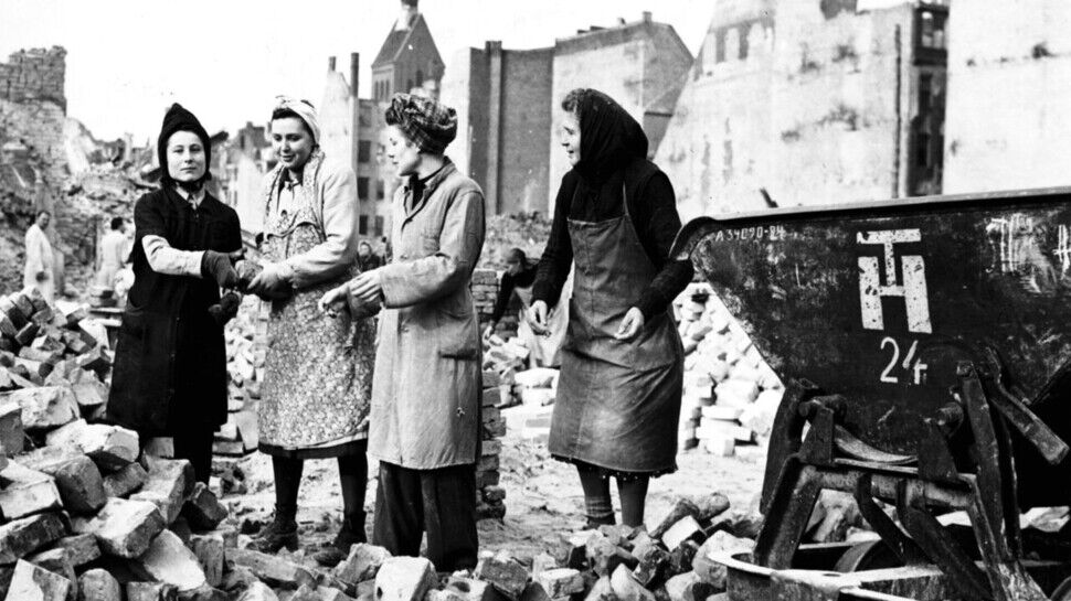 Deutschland nach dem Zweiten Weltkrieg: Trümmerfrauen im Jahr 1948. 