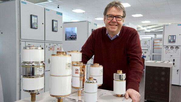 Im Showroom des Schaltanlagenwerks von Siemens: Rainer Welzel, Personalleiter Region Südwest.
