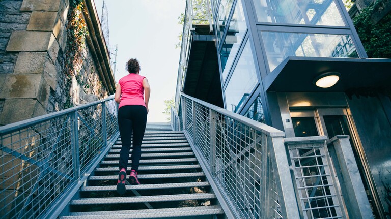 Es muss nicht immer die große Joggingrunde sein: Für mehr Bewegung im Alltag tut es auch der Spaziergang nach getaner Arbeit – am besten an der frischen Luft.