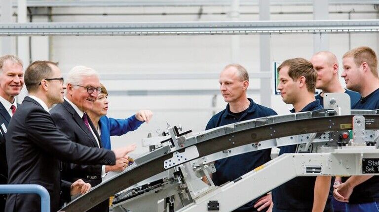 Rundgang: Bundespräsident Frank-Walter Steinmeier in der Montagehalle von PAG. Foto: Werk