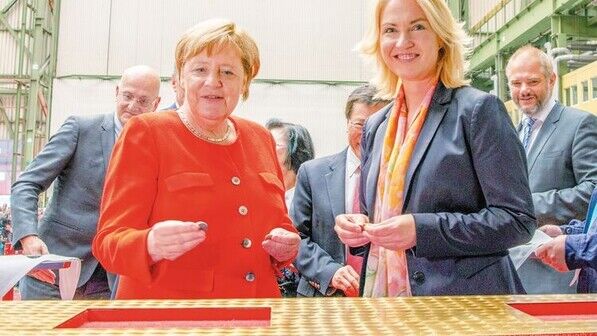Zu Gast bei MV Werften: Angela Merkel und Ministerpräsidentin Manuela Schwesig. Foto: Sebastian Krauleidis/MV Werften