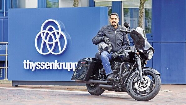 Mit der Harley zur Arbeit: Ausbildungsleiter Cem Selvi auf seiner Street Glide vor der Zentrale von TKMS in Kiel.