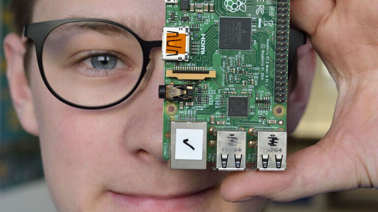 Einplatinen-Computer mit Power: Azubi Valentin Karn hat gelernt, mit so einem Raspberry Pi Anlagen zu steuern.