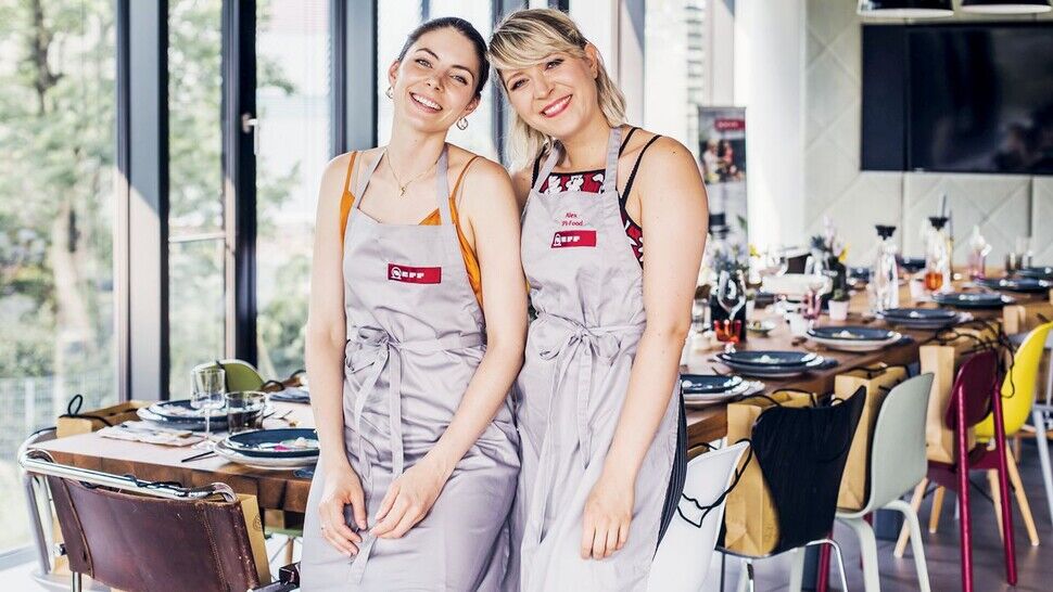 „Social Cooking“: Hausgeräte-Hersteller Neff lädt regelmäßig zum gemeinsamen Kochen mit den Influencerinnen Felicitas Riederle (links) und Alexandra Stech. 