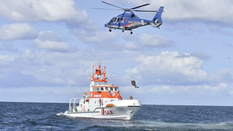 Gerettet: Die Hubschrauber-Besatzung setzt eine Person per Winde auf dem Rettungskreuzer „Theo Fischer“ ab.