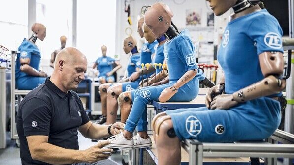 Sven Turza bindet den Hightech-Puppen sogar die Schnürsenkel: Barfuß dürfen sie nicht ins Auto – so will es die Norm.